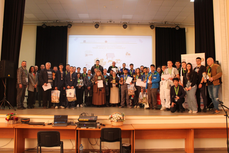 Снимка за Габровски ученици от СУ „Отец Паисий“ с първо и...