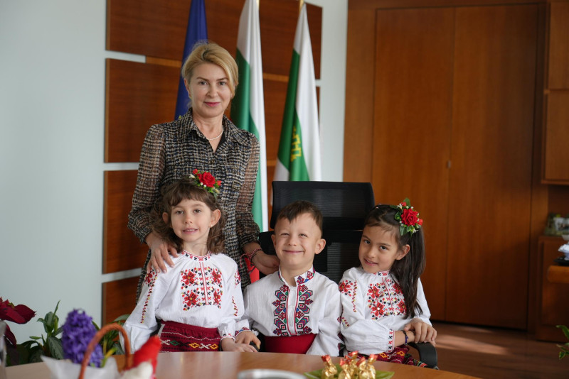 Снимка за Децата от ДГ „Мечо Пух“ подариха на кмета на Га...