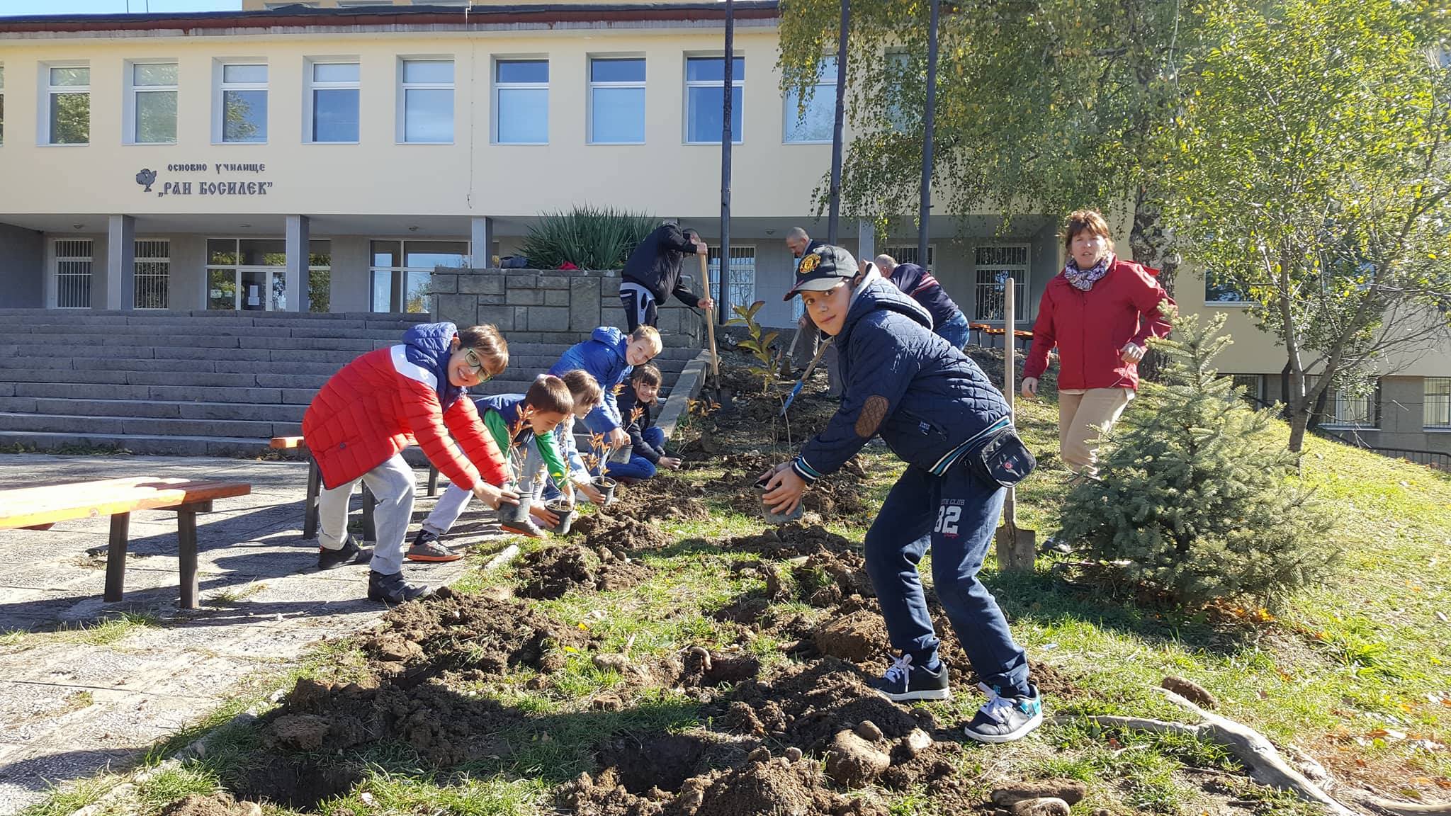Снимка за ОУ "Ран Босилек" кампания "Зелено Габрово" 2017 