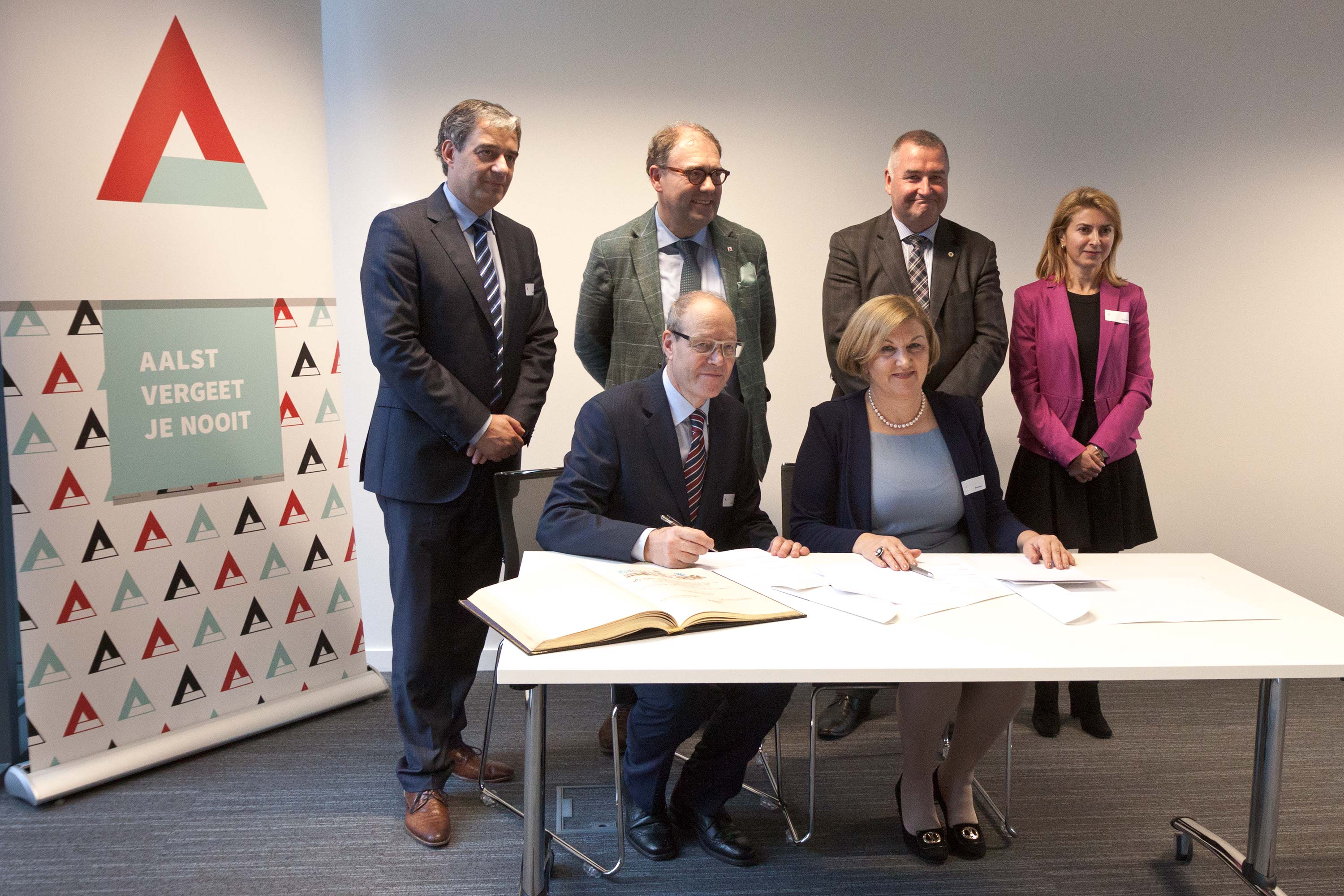 Снимка за Споразумение за партньорство между Onze-Lieve-V...