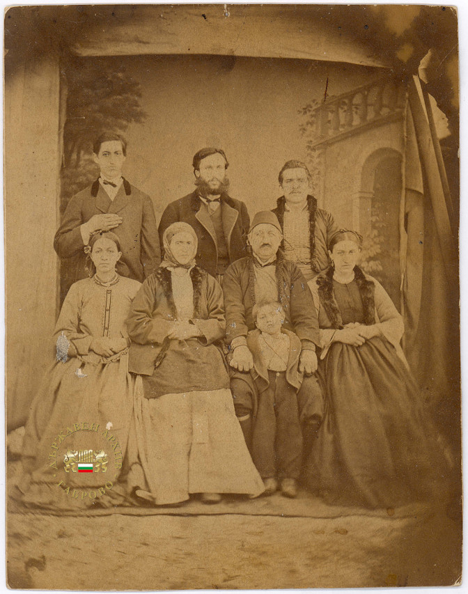 ДА-Габрово,Ф. 746К, оп. 5, а.е. 10, л. 1- Снимка на семейството на Михо Е. Каролев, включително и на сина му – Райчо Каролев (прав, в средата), след завръщането му от Русия, като учител в Габровската гимназия. Цели фиг. и полуфиг., 1872 г., дигитализ.